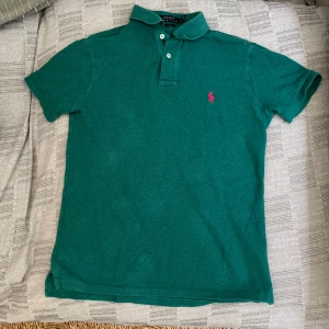 Ralph Lauren piké - Säljer min fina piké då den har blivit för liten tyvärr. Lite fläckig på bilderna men de syns knappast i verkligheten. Skriv vid minsta fundering:)