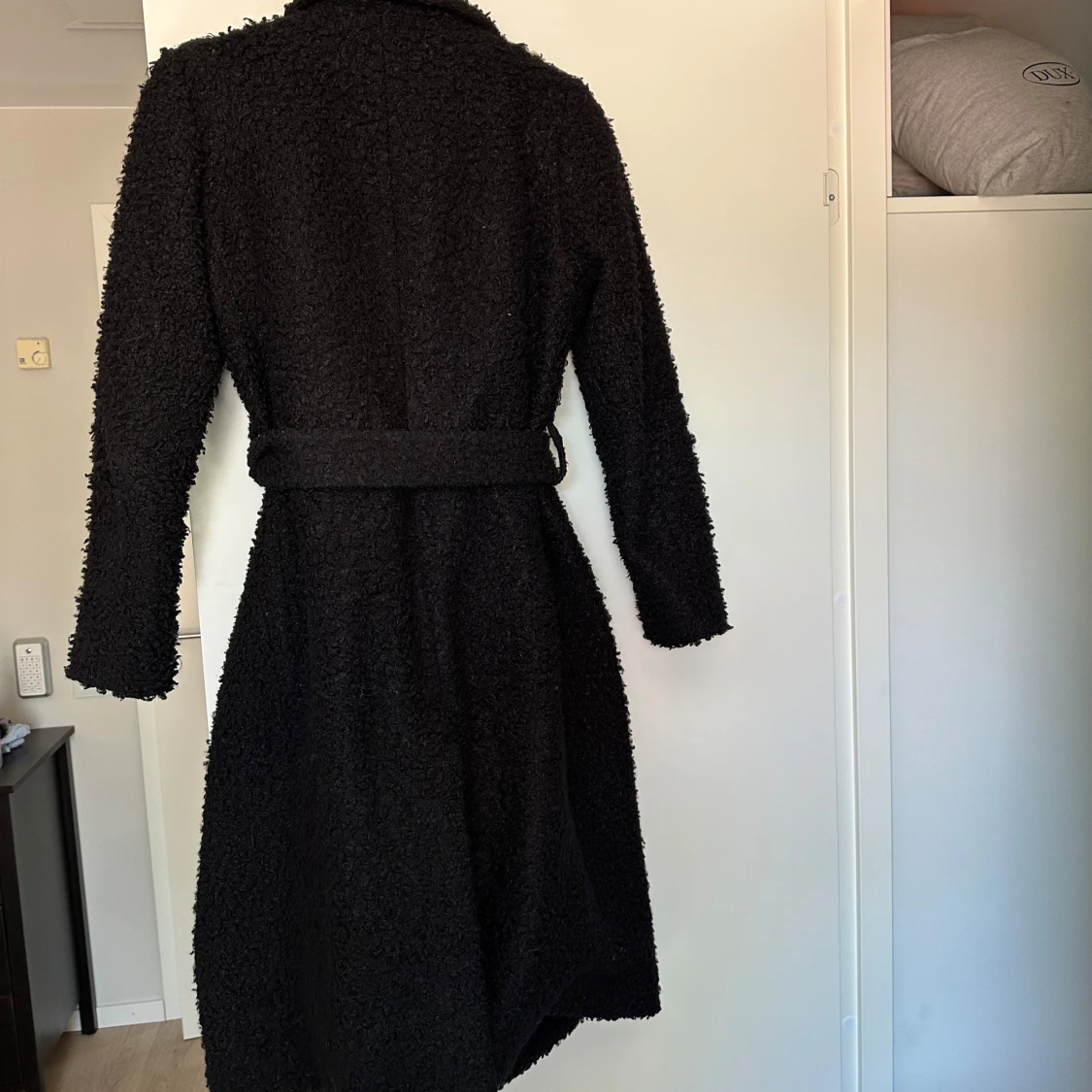 Svart teddyrock från H&M med bälte - 1