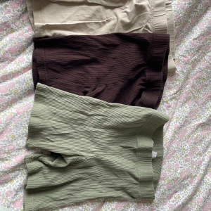 3-pack ribbade shorts från hm divided - Tre par ribbade shorts från hm i färgerna beige, mörkbrun och ljusgrön. De har elastisk midja och är tillverkade i mjuk bomullsmix med stretch. 2 av dem är ribbade. Aldrig använda. Men bara en har lappen kvar.