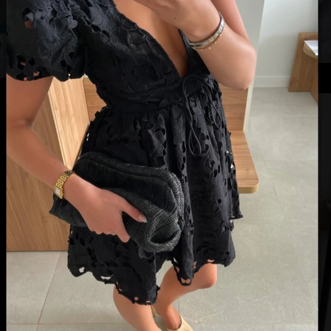 Svart kort klänning med djup v-ringning - 1