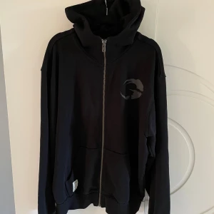 Gasp zip hoodie - Säljer nu min gym hoodie ifrån Gasp! Tröjan har dragkedja och en stor ficka framtill! Pris kan diskuteras! Hör av dig vid frågor och funderingar!