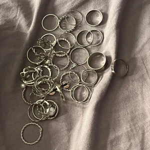 Silver Ringar Set - Ett stort set med silverfärgade ringar i olika former och stilar. 🍒