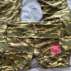 VS yoga pants 💚 - aldrig använda. jag är 176 och midjemåttet är 37 & innerbenslängden 82cm. ok att köpa direkt 🤍