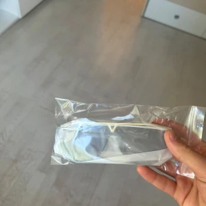 Vita sportiga solglasögon - Säljer ett par vita sportiga solglasögon med spegelglas. De har en modern, svepande form och passar perfekt för dig som gillar en clean och futuristisk stil. Kommer i förpackning och är riktigt snygga till streetwear eller sportiga outfits.