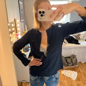 Marinblå blus  - Marinblå blus från Peak Performance i tunt tyg och med knappar som går att knäppa hela vägen upp, storlek xs✨