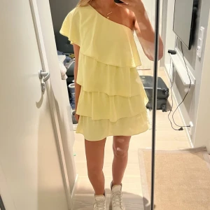 Gul volangklänning one shoulder zara - populär och slutsåld volangklänning från zara! Min är storlek L men passar mig super som har S! Kan skicka bilder på om man vill se 🥰🥰