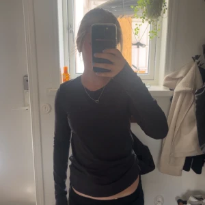 grå/svart tunn tröja - superskön tunn tröja är en blandning mellan svart och grå. 158/164 men skulle passa tajt på s