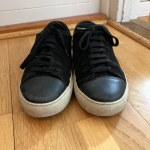 Svarta sneakers från Axel Arigato - Snygga svarta sneakers från Axel Arigato. Lite slitage på tån men annars bra skick. Pris kan diskuteras.