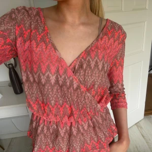 Missoni-liknande topp - Säljer denna topp från BikBok i storlek XS. Den har även lite guldglitter i materialet som inte framkommer så bra på bilderna.