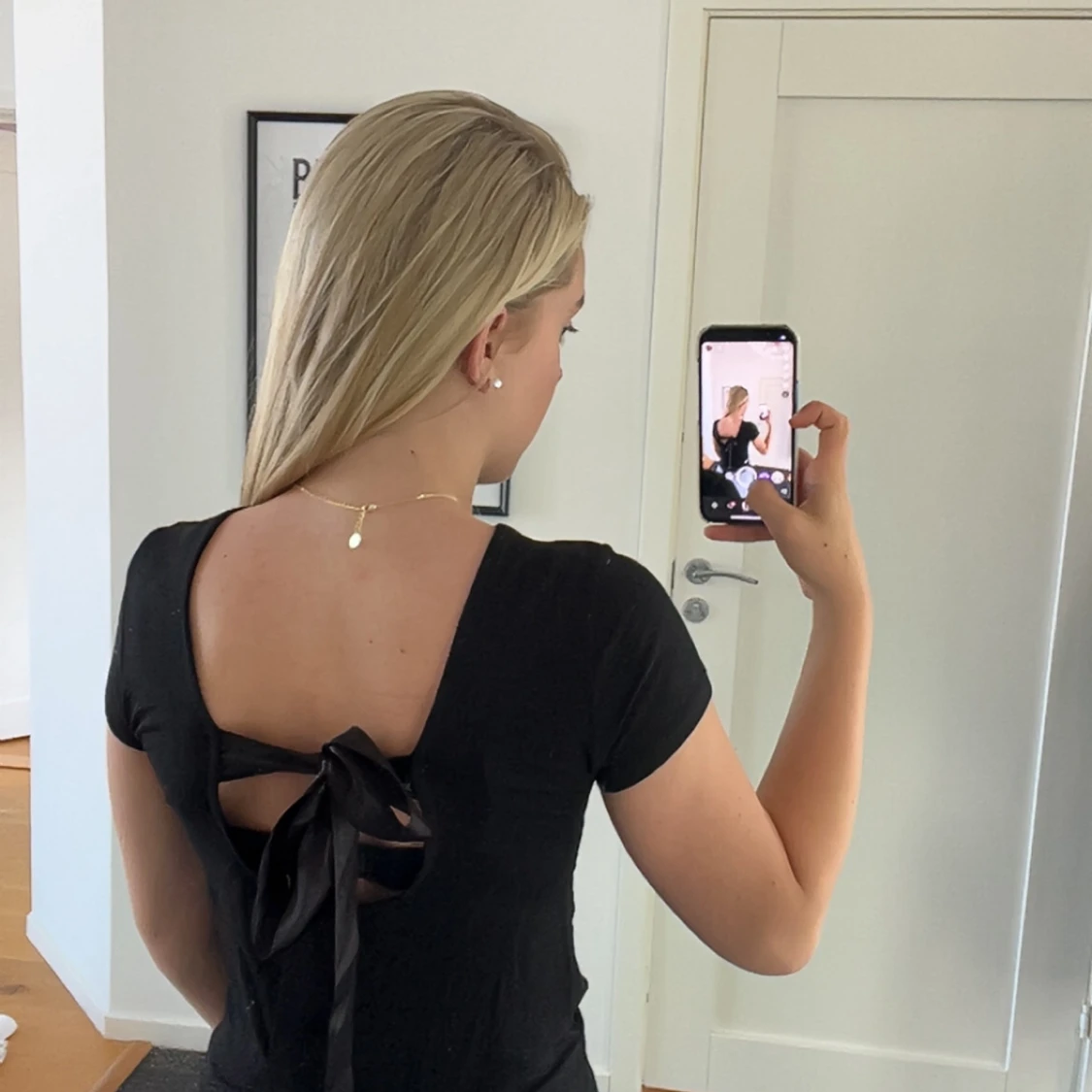 Svart topp med rosett i ryggen - 2