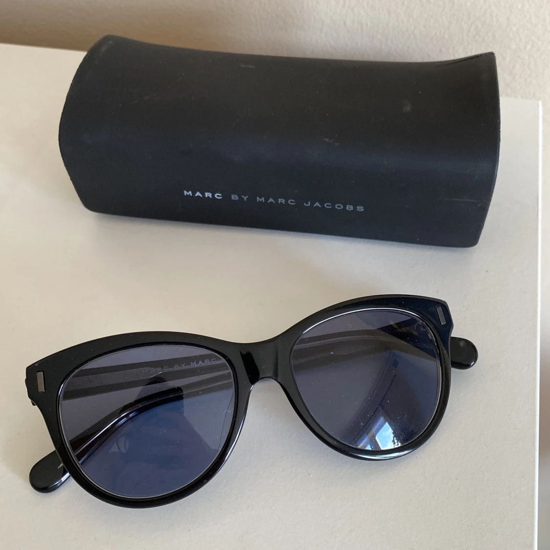 Svarta solglasögon Marc by Marc Jacobs