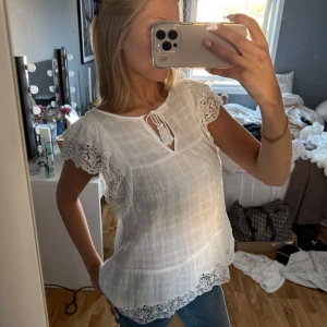 Vit blus med spets  - Vit kortärmad blus med spets och knytning i halsen, från gap i storlek xs✨