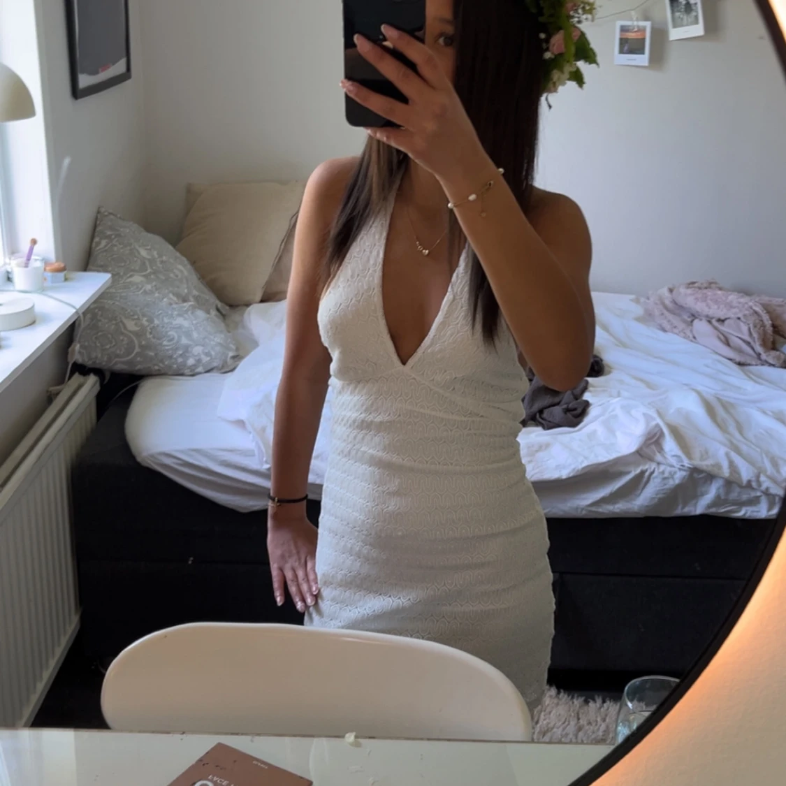 Vit kort klänning med v-ringning - 1