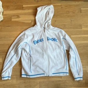 Reebok hoodie - Asfin Reebok hoodie köpt på vinted, grymt fina färger och jsäljer för har för mycket:( skön och tunn för sommaren
