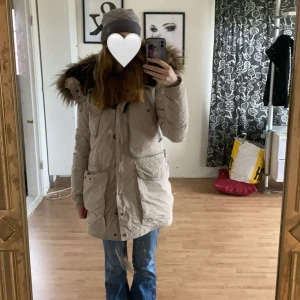 Jackor - Jag säljer nu min jacka , bilder skickas privat! Strl S på båda. Beige jacka pj: använd 1 säsong! Kan ta ut inner lager i jackan för att göra den till vår/höst jacka även ta av luvan!    Kan fraktas och mötas upp! Runt Helsingborg.      Köparen står för frakt!