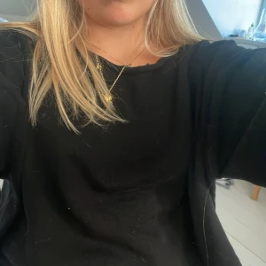 Svart croppad tröja Brandy Melville - Svart croppad långärmad tröja från Brandy Melville. Tröjan har en loose passform och är tillverkad i mjuk bomull. Perfekt för en chill och avslappnad stil. Enkel och stilren design utan tryck eller mönster.