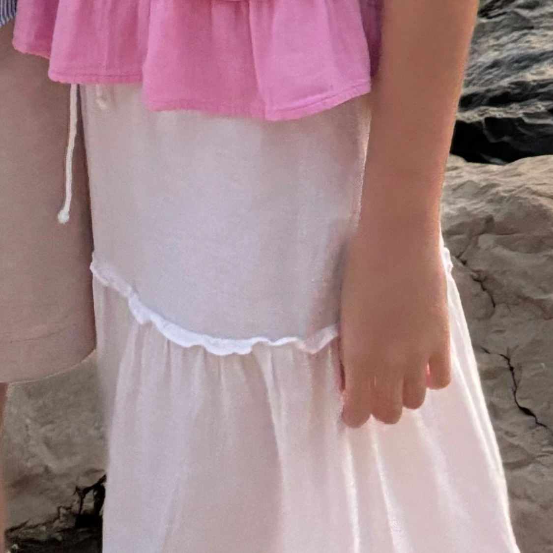 Vit långkjol med volangdetaljer