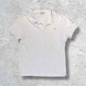 J Lindeberg piké - Vit pikétröja från J Lindeberg i stl M utan några som helst defekter. Priset är diskuterbart, skriv till mig vid frågor eller funderingar!