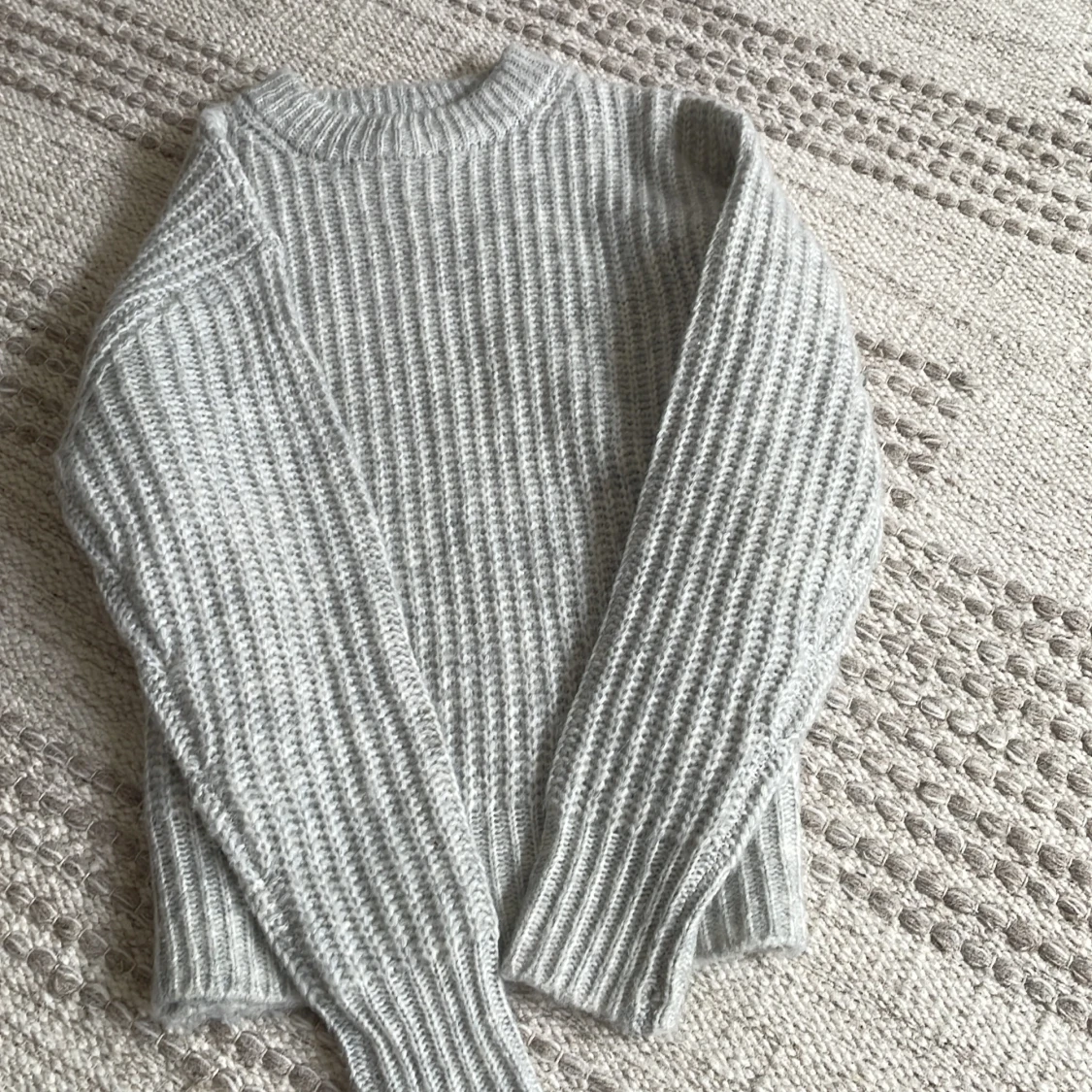 Ljusgrå stickad tröja - 2