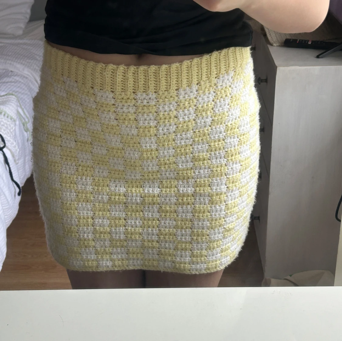 Gul och vit virkad rutig kjol