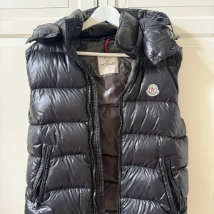Moncler väst  - Säljer denna moncler väst med luva. Den är i mycket fint skick. Den är i storlek 1 vilket motsvarar S. Skriv vid mer frågor eller bilder.