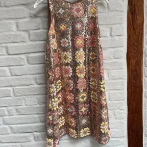& Other stories klänning - Superfin kortklänning täckt av paljetter i blommigt mönster med inslag av rosa, gult, beige och vitt. Klänningen har ärmlös design och rak passform, perfekt för dig som vill sticka ut. Dragkedja bak för enkel påklädning. Inga skavanker, använd 1 gång. Nypris: 1495kr 