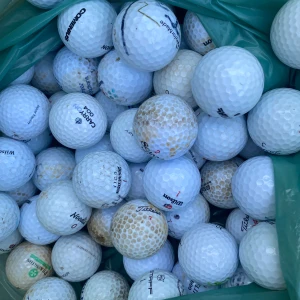 Golfbollsmix 25 styck - Golfbollsmix av följande märken Wilson Srixon Callaway Pinnacle Titleist Top flite Nike Taylormade  Vissa bollar nyskick, vissa småvattenskador och likande men samma prestation på bollen! Ska tilläggas att de kan komma andra märken med en de där uppe. Jag skickar kort på exakt vilka exakta golfsbollar du som köpare kommer få när intresse finns för beställning.