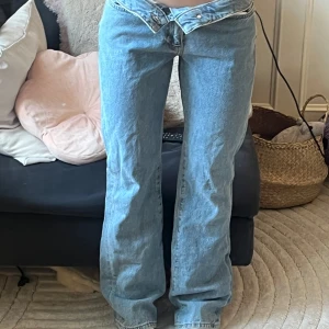Lågmidjade baggy straight raka ljusblå jeans / low waist / low rise - Lågmidjade baggy / straight ljusblåa jeans från bikbok  Midja: 35cm Innerbenslängd (från grenen): 80cm För referens så har jag vanligtvis XS och är 162cm lång☺️