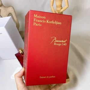 Baccarat Rouge 540 Extrait 70ml - Lyxig parfym från Maison Francis Kurkdjian, Baccarat Rouge 540 Extrait de Parfum i 70 ml. Flaskan är fyrkantig i rött glas med gulddetaljer och guldlock. Kommer i elegant röd kartong med guldfärgad text. En ikonisk doft med exklusiv känsla.