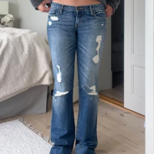 Blå bootcut jeans från Abercrombie - Säljer dessa skitsnygga och eftertraktade low waist bootcut jeansen från Abercrombie! Midjemått: 78 cm💓de är väldigt långa i benen, går att klippa om man vill, jag är 168 ish! Vet inte vilken W tyvärr, uppskattad strl är XS/S