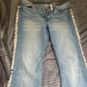Weekday bootcut jeans - Jättesnygga frans jeans från Weekday som är slutsålda. De är lågmidjade och bootcut. Nypris 670 kr🩷. Midjemåttet tvärsöver är 37 cm och innerbenets längd är 83 cm🩷
