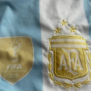 Argentina Messi 10 fotbollströja 2022 - Säljer en Argentina fotbollströja med Messi och nummer 10 på ryggen i storlek 152 den är helt oanvänd köpt för 3år sen men inte tänkt på att ta på den och nu passar den inte 