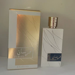 Fursan white by  Khadlaj - Inspirerad av Vanilla powder. Top notes are Jasmine and Bergamot middle notes are Coconut, Musk and Almond.  base notes are Vanilla, Cedarwood and Nutmeg. 100nl flaska se bild för mängd kvar. 