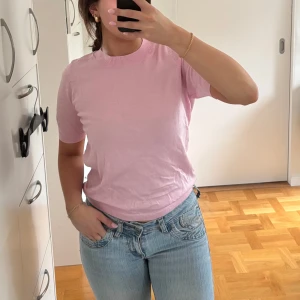 Ljusrosa finstickad kortärmad tröja - Supersöt ljusrosa stickad tröja med rund halsringning och korta ärmar. Tröjan har en clean look utan mönster och är perfekt till jeans eller kjol. Mjuk och skön kvalitet som känns lätt på kroppen. Storlek xs men passar nog även upp till m beroende på önskad storlek! Aldrig använd, med prislapp kvar. 