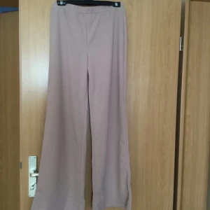 Beige straight leg byxor  - Tight på låren o lös vid benen helt oanvänd köpte fel färg 