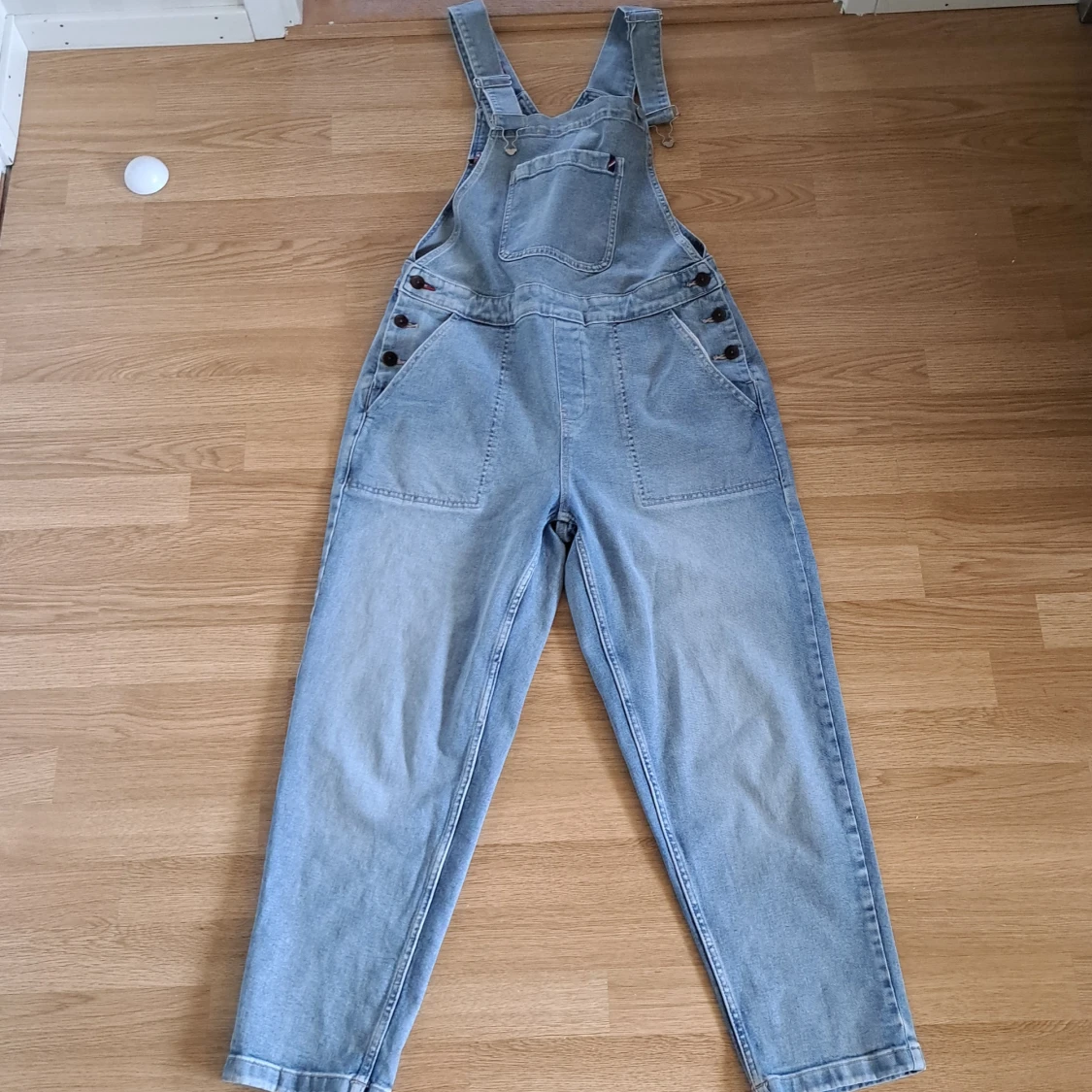 Ljusblå denim byxdress med broderi