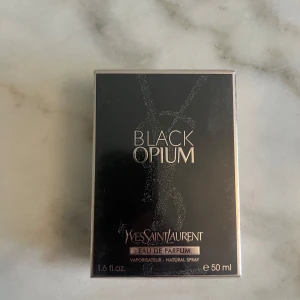 Yves Saint Laurent Black Opium 50ml - Black Opium Eau de Parfum från Yves Saint Laurent i en snygg svart och guldig kartong. Flaskan rymmer 50 ml och doften är känd för sina intensiva och sensuella toner. Perfekt för dig som gillar lyxiga och moderna parfymer.