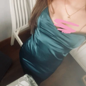 Mörkgrön balklänning med öppen rygg  - Säljer min jättefina balklänning då jag inte kommer få någon vidare använding för den! Pris går att diskuteras speciellt vid snabb affär💓