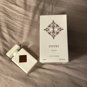 Initio Paragon Extrait De Parfum - Säljer nu min Initio paragon, riktig fin doft som håller hela dagen, en bra all around parfym, självklart äkta med kvitto från boozt, tar också byten samt säljer den på samples också ungefär 70ml kvar