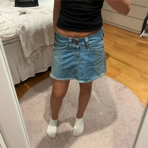 Snygg Jeanskjol från Levi's - En jätte snygg blå lågmidjad jeanskjol från Levi’s. Den är i storlek XS. 💞
