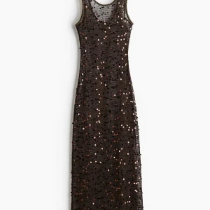 Svart långklänning med paljetter - Supersnygg brun långklänning med glittriga paljetter över hela klänningen. Ärmlös modell med rund halsringning och figurnära passform. Perfekt till stranden, ny med prislappen på🥹🧡
