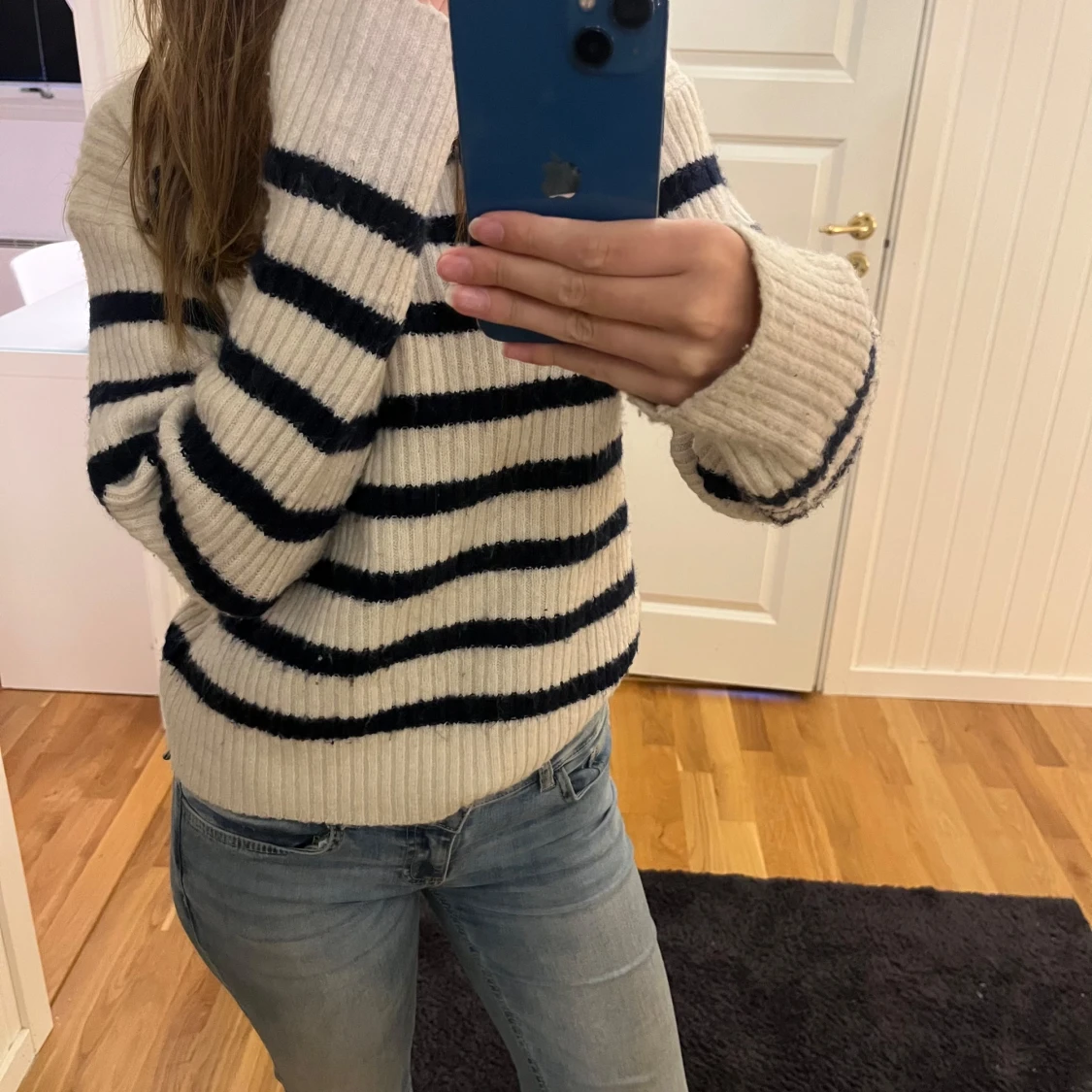 Randig ribbstickad tröja i vitt och blått