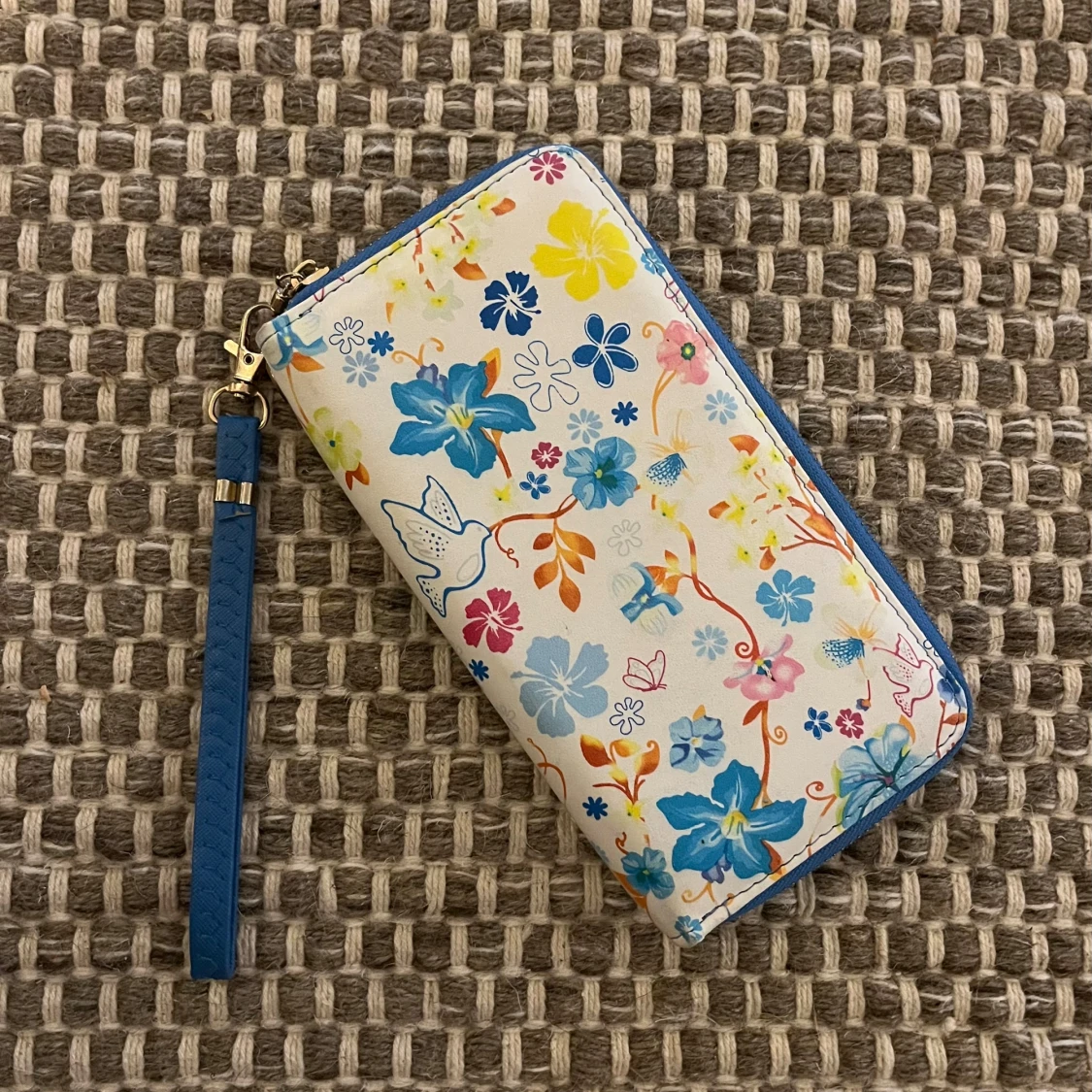Blommig plånbok med blå dragkedja