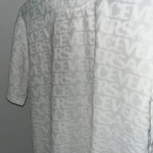 Versace T-Shirt - köpt för 11000kr i Paris  Versace T/-shirt  Versace - Shorts