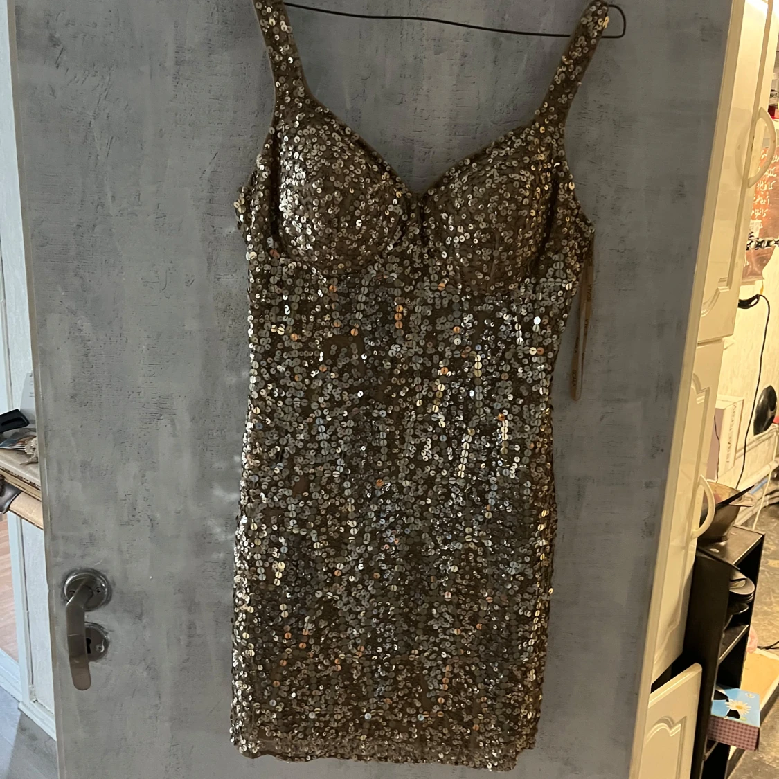 Glittrig guldig paljettklänning