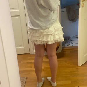 Vit jeanskjol med volanger & fransar - Använd några gånger förra sommaren utan några defekter, som ny. 