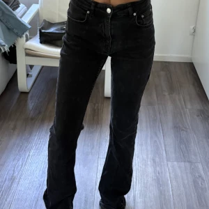 Svarta bootcut jeans - Svarta Gina bootcut jeans.