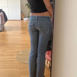 Lågmidjade vintage jeans  - Blåa lågmidjade jeans ifrån 2000-talet. Trots åren så är det bra skick på dem pga det starka materialet. Inte stretchiga. Jag säljer dem eftersom att de är för korta. Jag är 175🤗 