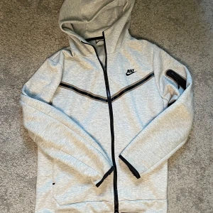 Grå Nike tech fleece  - Storlek S, använd ett tag men fortfarande i bra skick 