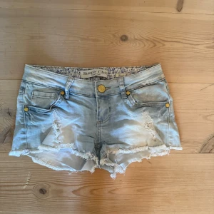 Ljusblå lågmidjade jeansshorts  - Supercoola ljusblå lågmidjade jeansshorts som knappt är använda. 37cm rakt över. Hör av er vid fler frågor💕
